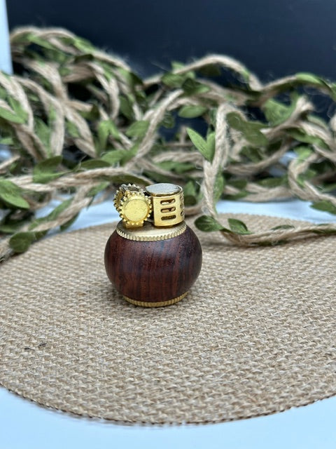 Petit briquet type Zipo, en bois rouge à offrir ou à  s'offrir